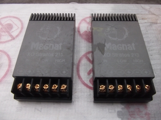 ตัวแยกเสียงยี้ห้อMagnatติดตู้มาจากญี่ปุ่นเทสแล้วใช้งานได้ดีครับ