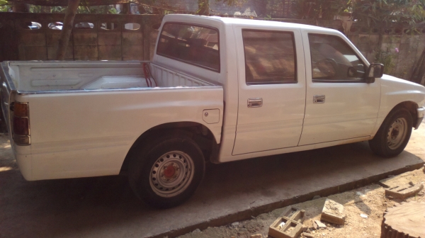 ขายรถบ้านสภาพดี อีซูซุ 4 ประตู สีขาว ปี 2534 ราคา 135,000  บาท  โทร 0810310365