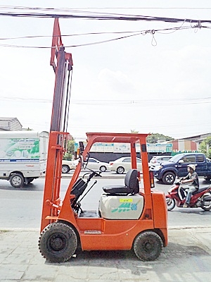 ขายรถยกมิตซูบิชิ 1.5 ตัน (รุ่นใหม่) เครื่องเบนซิน  กระบอกคู่   เสาสูง 3 เมตร  พวงมาลัยเพาเว่อร์  สีเดิมจากนอก นำเข้าจากญี่ปุ่น ใช้งานได้ทันที