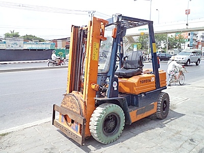 ขายรถยกโตโยต้า 2 ตัน รุ่น5 เครื่องเบนซิน กระบอกคู่ เสาสูง 3 เมตร งาหมุน 360 องศา ยางตัน   พวงมาลัยเพาเว่อร์  สีเดิมจากนอก นำเข้าจากญี่ปุ่น ใช้งานได้ทันที