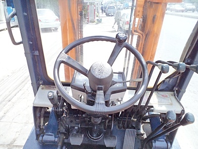 ขายรถยกโตโยต้า 2 ตัน รุ่น5 เครื่องเบนซิน กระบอกคู่ เสาสูง 3 เมตร งาหมุน 360 องศา ยางตัน   พวงมาลัยเพาเว่อร์  สีเดิมจากนอก นำเข้าจากญี่ปุ่น ใช้งานได้ทันที