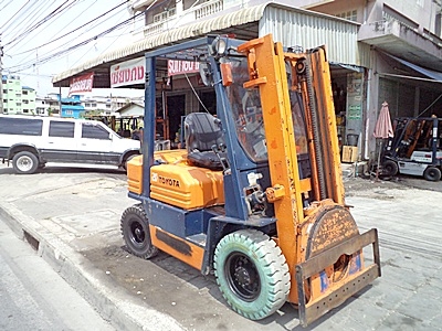 ขายรถยกโตโยต้า 2 ตัน รุ่น5 เครื่องเบนซิน กระบอกคู่ เสาสูง 3 เมตร งาหมุน 360 องศา ยางตัน   พวงมาลัยเพาเว่อร์  สีเดิมจากนอก นำเข้าจากญี่ปุ่น ใช้งานได้ทันที