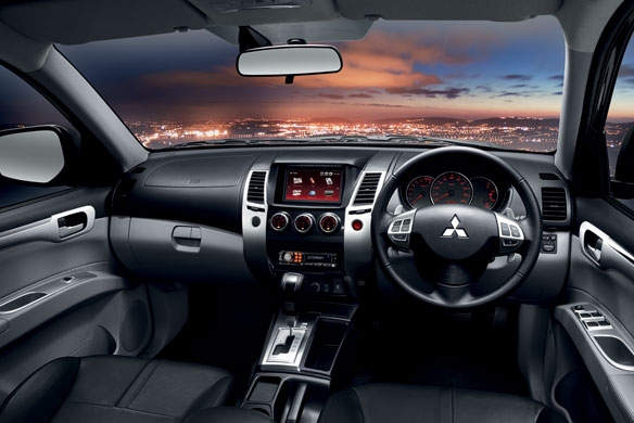 Pajero Sport พิเศษสุด ส่วนลดกว่า100,000บาท ฟรี ประกันภัยชั้น 1 หรือเลือกรับดอกเบี้ย 0\%