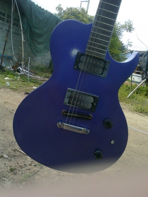 ขายกีต้าไฟฟ้าหรือแลกกับรถสภาพเก่าพวก c  a100  yl ถ้าจะให้แปะเงินก็ได้ กีต้าเล่นได้เลยเสียงดีครับ