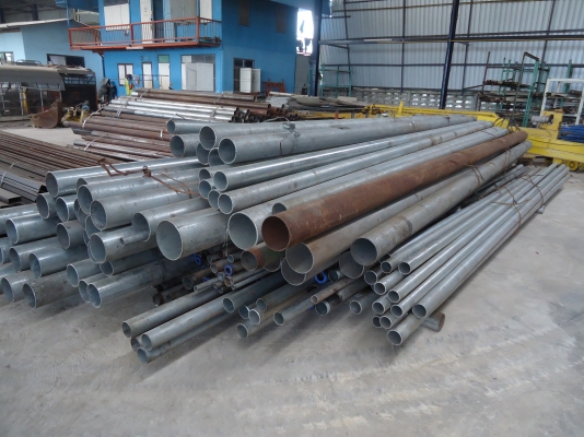 เหล็กขนาดต่างๆ และเหล็กจั่วจำนวนมาก