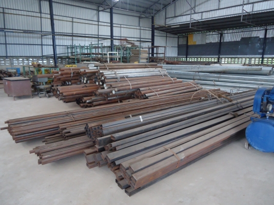 เหล็กขนาดต่างๆ และเหล็กจั่วจำนวนมาก