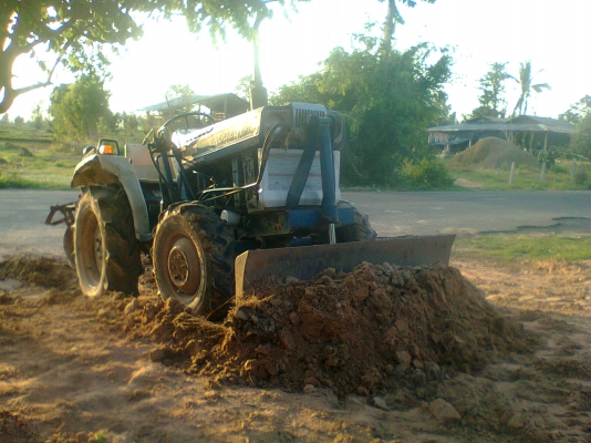 ขายรถไถคูโบต้า L2002  ขับเคลื่อน 4 ล้อ พร้อมอุปกรณ์