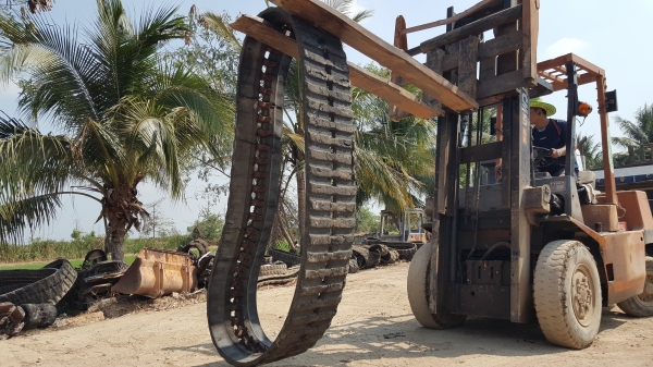 หายากกว่าทองคำ ก็คือแทรคยางเพรทนี้!!ฟันแหลม /ฟันหมา* ขนาด 420 *54(ข้อ)*100 /420*100*54(ข้อ) มีเพียง1เส้น