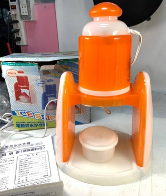 250 บ.ส่งถึงบ้านฟรี โทร 083-2000058 LINE ID: line832923 เครื่องปั่นทำน้ำแข็งใสใช้เองในครอบครัว เป็นข