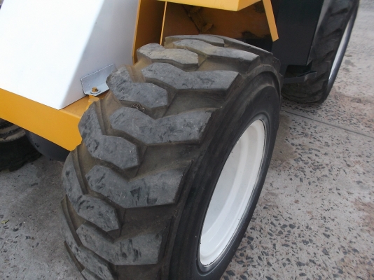 ขายรถตักล้อยาง YANMAR V3 NS 40 W2 สภาพพร้อมใช้สวยมากเดิมๆ เก็บสีใหม่ เครื่องดี 3 สูบ เกียร์ท๊อกสั่งง