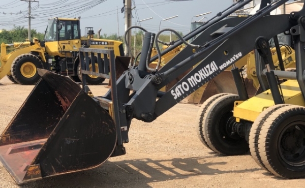 ขายรถตักล้อยาง KOMATSU SD30-6 ปี 2006 นำเข้าเองจากญี่ปุ่น สภาพสวยพร้อมใช้งาน มีVDOการทำงานครับ