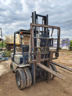 +++ขายโฟล์คลิฟท์ KOMATSU FD25  ขนาด 2.5  ตัน เครื่องยนต์ดีเซล  เสา 3 เมตร  เกียร์ธรรมดา  งา 1,070  มม. ล้อหน้าคู่  ยางลมครับ