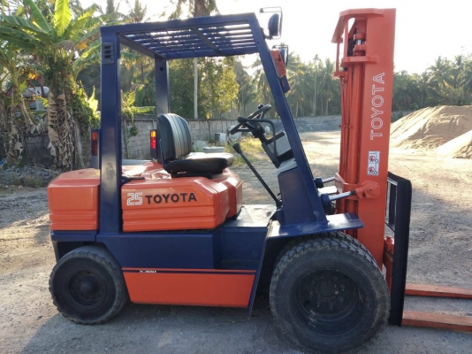 +++ ขายโฟล์คลิฟท์  TOYOTA FD25  ขนาด 2.5  ตัน  เครื่องยนต์ดีเซล  เสา 3  เมตร  เกียร์ธรรมดา  งา 1,070  มม.  ยางตันครับ