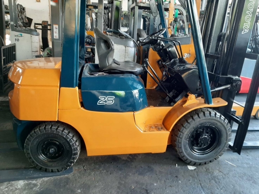 +++ ขายโฟล์คลิฟท์ TOYOTA FD25  ขนาด 2.5  ตัน  เครื่องยนต์ดีเซล  เสา 3 เมตร  เกียร์ธรรมดา  งา 1,070  มม. ยางตัน ครับ