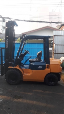 +++ ขายโฟล์คลิฟท์ TOYOTA FD25  ขนาด 2.5  ตัน  เครื่องยนต์ดีเซล  เสา 3 เมตร  เกียร์ธรรมดา  งา 1,070  มม. ยางตัน ครับ