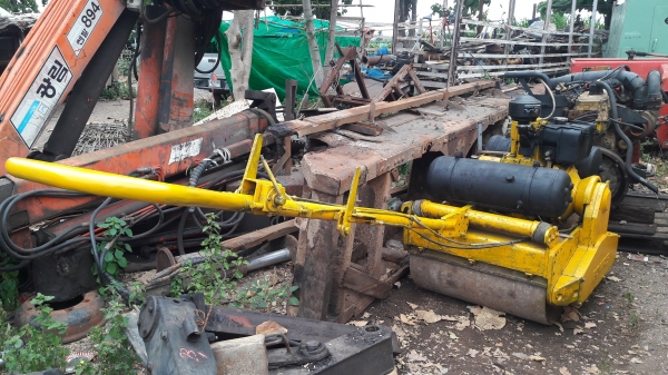 รถบดเดินตาม BOMAG รุ่นBW75S มือสองญี่ปุ่น ขนาดใหญ่ 1 ตัน บดอัดสั่นสเทือนได้ เครื่องดีเซล1สูบ สภาพดีพร้อมใช้งาน 78000 โทร 084-5424150