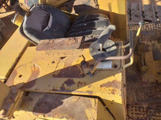 รถแทรคเตอรCatterpillar D5H เกียรธรรมดา เครื่องดี ช่วงล่างเต็ม เอกสารเล่มทะเบียน