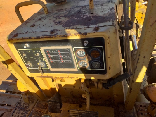 รถแทรคเตอรCatterpillar D5H เกียรธรรมดา เครื่องดี ช่วงล่างเต็ม เอกสารเล่มทะเบียน