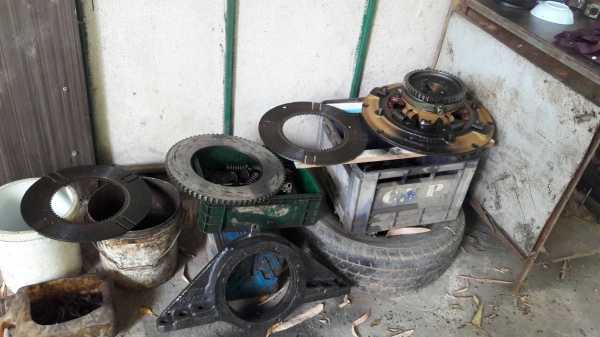 ขายครับ จานกดครัช แผ่นครัช แผ่นเหล็กรถแทรกเตอร์ D-4 D-5 D-6 สภาพตามรูป ขายไม่แพง