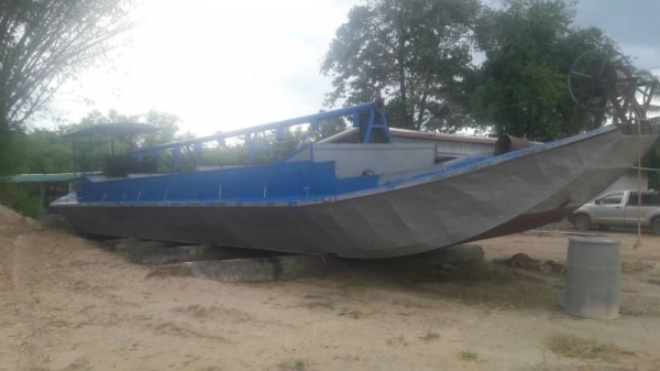 ขายเรือดูดทรายกับเรือขนทรายราคา 650,000 กับ600,000.1เรือดูดทรายเครื่อง550แรงท่อดูด10นิ้ว ท่อส่ง10นิ้