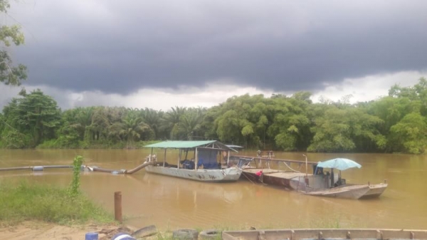 ขายเรือดูดทรายกับเรือขนทรายราคา 650,000 กับ600,000.1เรือดูดทรายเครื่อง550แรงท่อดูด10นิ้ว ท่อส่ง10นิ้