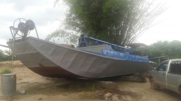ขายเรือดูดทรายกับเรือขนทรายราคา 650,000 กับ600,000.1เรือดูดทรายเครื่อง550แรงท่อดูด10นิ้ว ท่อส่ง10นิ้