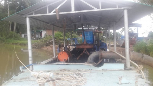 ขายเรือดูดทรายกับเรือขนทรายราคา 650,000 กับ600,000.1เรือดูดทรายเครื่อง550แรงท่อดูด10นิ้ว ท่อส่ง10นิ้