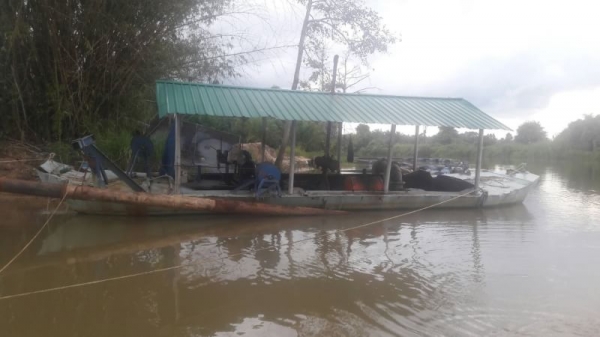 ขายเรือดูดทรายกับเรือขนทรายราคา 650,000 กับ600,000.1เรือดูดทรายเครื่อง550แรงท่อดูด10นิ้ว ท่อส่ง10นิ้