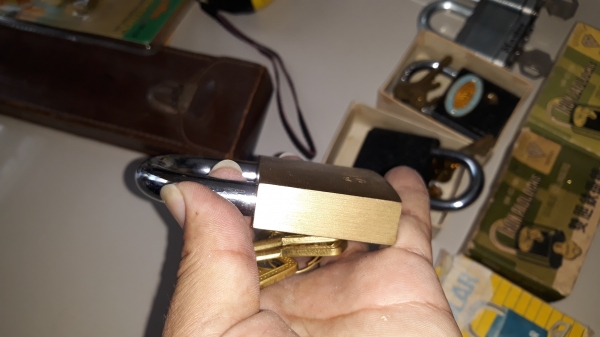 ขายแม่กุญแจทองเหลืองวินเทจSOLAR  MADE IN SWITZERLAND. ดอก3ลูกใหม่เก่าเก็บ