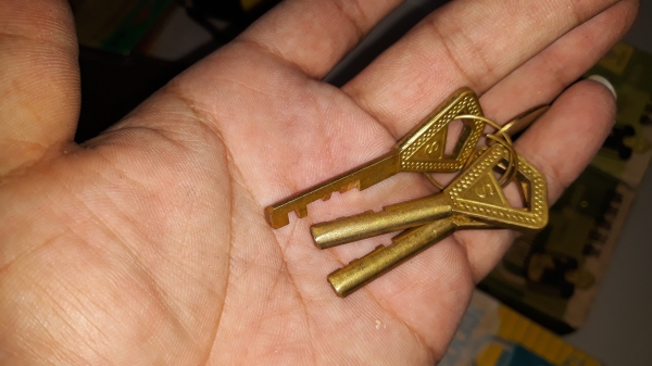 ขายแม่กุญแจทองเหลืองวินเทจSOLAR  MADE IN SWITZERLAND. ดอก3ลูกใหม่เก่าเก็บ