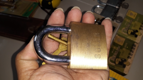 ขายแม่กุญแจทองเหลืองวินเทจSOLAR  MADE IN SWITZERLAND. ดอก3ลูกใหม่เก่าเก็บ