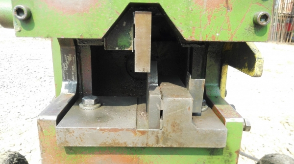 เครื่องตัดเหล็กอเนกประสงค์ KCM Taiwan ระบบพู่เล่สายพานขับเคลื่อน สามารถตัดเหล็กชิ้นงานได้ 8 แบบ เหล็กเพลา/กลม/กล่อง/เหลี่ยม/ฉาก/แบน/เจาะรูตามแบบพิมพ์ต่างๆ ระบบไฟ 380V สภาพสวยพร้อมใช้