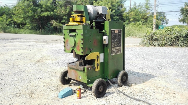 เครื่องตัดเหล็กอเนกประสงค์ KCM Taiwan ระบบพู่เล่สายพานขับเคลื่อน สามารถตัดเหล็กชิ้นงานได้ 8 แบบ เหล็กเพลา/กลม/กล่อง/เหลี่ยม/ฉาก/แบน/เจาะรูตามแบบพิมพ์ต่างๆ ระบบไฟ 380V สภาพสวยพร้อมใช้