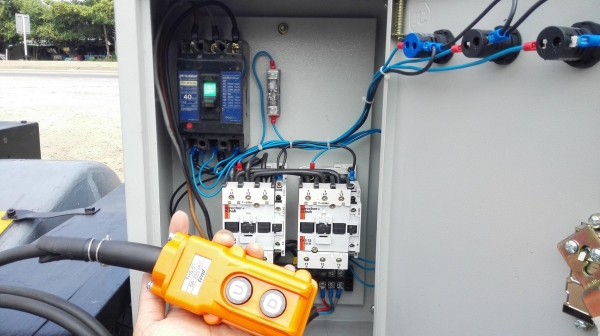 เครื่องม้วนเหล็กแผ่นประกอบใหม่ขนาดใหญ่ หน้ากว้าง 8 ฟุต เพลาลูกกลิ้งตัน ม้วนงาน 6-16 mm ออปชั่นพิเศษหัวเพลาม้วนแบบดัดโค้งได้ ระบบไฟ 380V พร้อมตู้ไฟรีโมทคอนโทรล เครื่องประกอบใหม่ 100\%