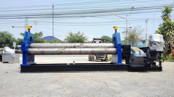 เครื่องม้วนเหล็กแผ่นประกอบใหม่ขนาดใหญ่ หน้ากว้าง 8 ฟุต เพลาลูกกลิ้งตัน ม้วนงาน 6-16 mm ออปชั่นพิเศษหัวเพลาม้วนแบบดัดโค้งได้ ระบบไฟ 380V พร้อมตู้ไฟรีโมทคอนโทรล เครื่องประกอบใหม่ 100\%