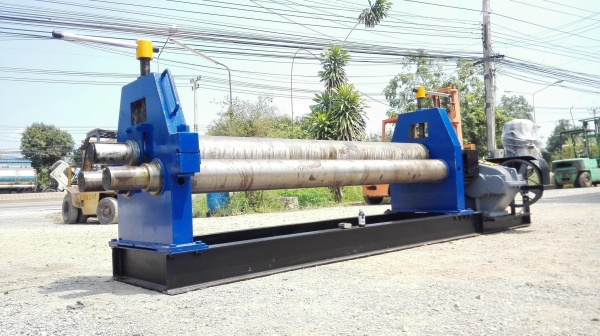 เครื่องม้วนเหล็กแผ่นประกอบใหม่ขนาดใหญ่ หน้ากว้าง 8 ฟุต เพลาลูกกลิ้งตัน ม้วนงาน 6-16 mm ออปชั่นพิเศษหัวเพลาม้วนแบบดัดโค้งได้ ระบบไฟ 380V พร้อมตู้ไฟรีโมทคอนโทรล เครื่องประกอบใหม่ 100\%