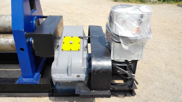 เครื่องม้วนเหล็กแผ่นประกอบใหม่ขนาดใหญ่ หน้ากว้าง 8 ฟุต เพลาลูกกลิ้งตัน ม้วนงาน 6-16 mm ออปชั่นพิเศษหัวเพลาม้วนแบบดัดโค้งได้ ระบบไฟ 380V พร้อมตู้ไฟรีโมทคอนโทรล เครื่องประกอบใหม่ 100\%