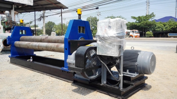 เครื่องม้วนเหล็กแผ่นประกอบใหม่ขนาดใหญ่ หน้ากว้าง 8 ฟุต เพลาลูกกลิ้งตัน ม้วนงาน 6-16 mm ออปชั่นพิเศษหัวเพลาม้วนแบบดัดโค้งได้ ระบบไฟ 380V พร้อมตู้ไฟรีโมทคอนโทรล เครื่องประกอบใหม่ 100\%