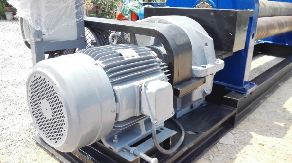 เครื่องม้วนเหล็กแผ่นประกอบใหม่ขนาดใหญ่ หน้ากว้าง 8 ฟุต เพลาลูกกลิ้งตัน ม้วนงาน 6-16 mm ออปชั่นพิเศษหัวเพลาม้วนแบบดัดโค้งได้ ระบบไฟ 380V พร้อมตู้ไฟรีโมทคอนโทรล เครื่องประกอบใหม่ 100\%