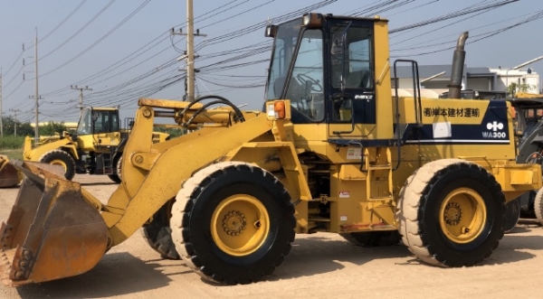 ขายรถตักล้อยาง KOMATSU WA300-1 นำเข้าเองจากญี่ปุ่น สภาพสวยพร้อมใช้ มีVDOการทำงานครับ