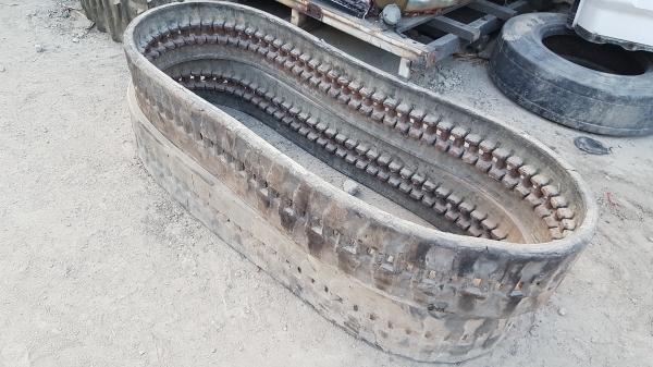 FROM JAPAN RUBBER TRACK แทรคยางสำหรับรถไซค์ 20, 25, 30,35(แบบลอนเลอร์กัมปั้น) เพรท: 250*5.25* 78(ข้อถี่)