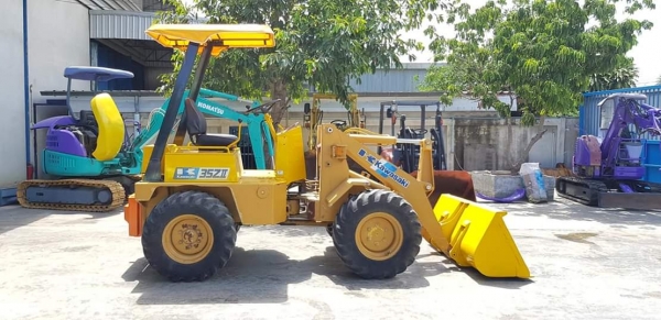 รถตักขนาดเล็ก KAWASAKI 35Z// เครื่องยนต์4สูบของkubota มีอะไหล่ ขนาดบุ้งกี่0.4คิว เก่าญี่ปุ่นไม่เคยใช้งานในไทย ใช้งานน้อยแค่700ชั่วโมง เหมาะสำหรับลูกค้าใช้ตักวัสดุต่างๆ รับประกันคุณภาพ ราคา360,000บาท สนใจติดต่อ 092-9938255 #KPGแทรคเตอร์  081-8416818 ,