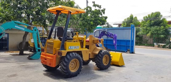รถตักขนาดเล็ก KAWASAKI 35Z// เครื่องยนต์4สูบของkubota มีอะไหล่ ขนาดบุ้งกี่0.4คิว เก่าญี่ปุ่นไม่เคยใช้งานในไทย ใช้งานน้อยแค่700ชั่วโมง เหมาะสำหรับลูกค้าใช้ตักวัสดุต่างๆ รับประกันคุณภาพ ราคา360,000บาท สนใจติดต่อ 092-9938255 #KPGแทรคเตอร์  081-8416818 ,
