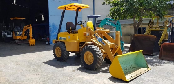 รถตักขนาดเล็ก KAWASAKI 35Z// เครื่องยนต์4สูบของkubota มีอะไหล่ ขนาดบุ้งกี่0.4คิว เก่าญี่ปุ่นไม่เคยใช้งานในไทย ใช้งานน้อยแค่700ชั่วโมง เหมาะสำหรับลูกค้าใช้ตักวัสดุต่างๆ รับประกันคุณภาพ ราคา360,000บาท สนใจติดต่อ 092-9938255 #KPGแทรคเตอร์  081-8416818 ,