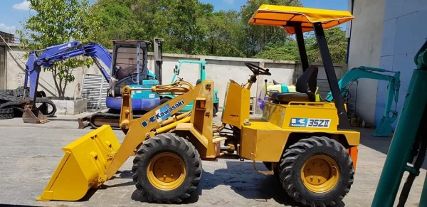 รถตักขนาดเล็ก KAWASAKI 35Z// เครื่องยนต์4สูบของkubota มีอะไหล่ ขนาดบุ้งกี่0.4คิว เก่าญี่ปุ่นไม่เคยใช้งานในไทย ใช้งานน้อยแค่700ชั่วโมง เหมาะสำหรับลูกค้าใช้ตักวัสดุต่างๆ รับประกันคุณภาพ ราคา360,000บาท สนใจติดต่อ 092-9938255 #KPGแทรคเตอร์  081-8416818 ,