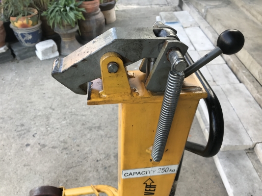 ขายรถเลื่อนยกถังน้ำมัน 200ลิตร GT mover รับน้ำหนักได้ 250Kg. สภาพสวยใหม่มาก อุปกรณ์ครบ พร้อมใช้งาน