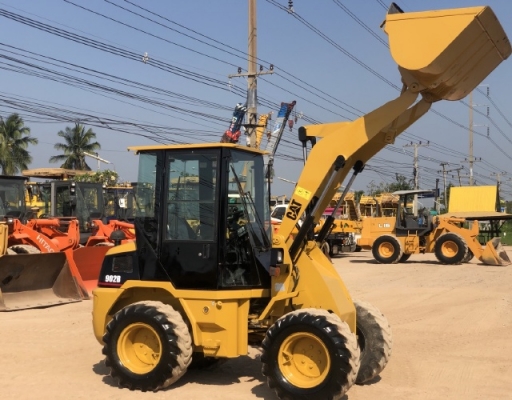 ขายรถตักล้อยาง CAT 902B (เทียบเท่า WA40) นำเข้าเองจากญี่ปุ่น สภาพสวยพร้อมใช้ มีVDOการทำงานครับ