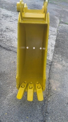 บุ้งกี๋ ขุดร่อง PC60 มือ2จากญี่ปุ่น ของแท้!!! สภาพเดิมๆใช้น้อย ทำสีใหม่ สวยดี งามมากๆ