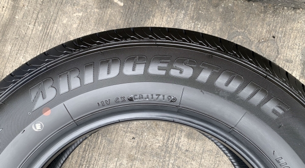 ยางใหม่ป้ายแดง 215-70-16 Bridgestone ปี 19 ตุ่มอลัง เส้นสีจัดจ้าน