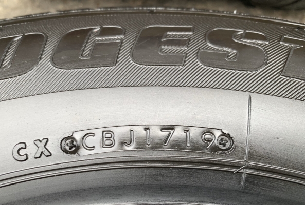 ยางใหม่ป้ายแดง 215-70-16 Bridgestone ปี 19 ตุ่มอลัง เส้นสีจัดจ้าน